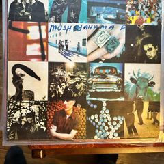 Selling off my rare Y2 Zimbabwe collection. Achtung baby. Vinyl is good with scuff marks and light scratches. Sleeve is vg which is excellent for a Zimbabwe release as made from recycled paper