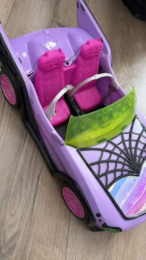 Monster high dolls & car