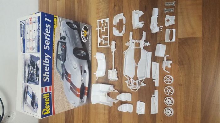 Revell Shelby series 1 1/25 model kit