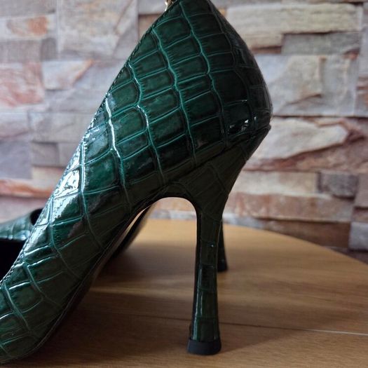 BNWT Green heels with gold ankle chains, size 6