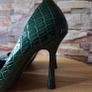 BNWT Green heels with gold ankle chains, size 6 Image 6
