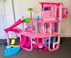 Barbie Dreamhouse - Newest model, immaculate