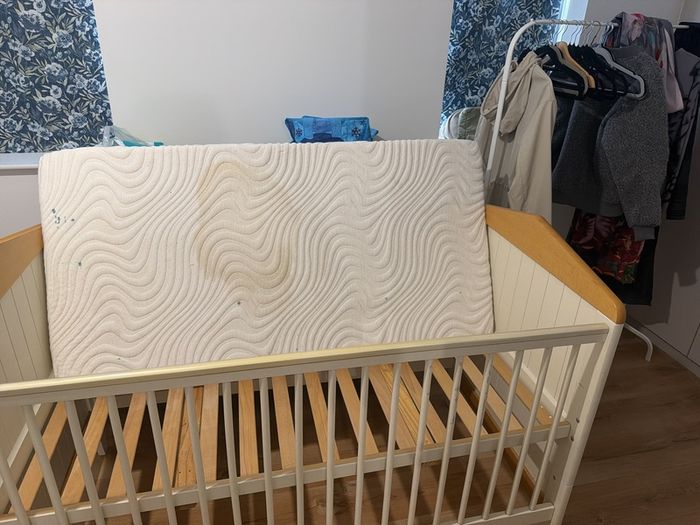 Mama & Papa Baby Cot with mattress with small strain in good condition