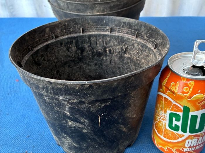 20 black plastic flower pots