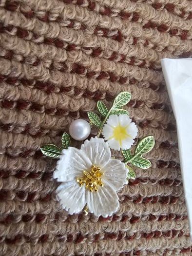 Brand New Fashionl Pearl Brooch