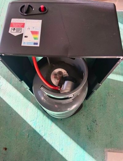 Kingavon Gas heater with cylinder and gas bottle ( The bottle is empty).