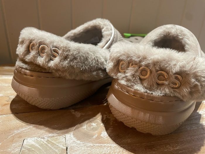 Crocs Lined Fuzz faux fur Strap Clog beige new