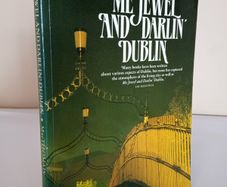 Me Jewel and Darlin' Dublin by Eamonn MacThomais. Illustrated by Michael O'Brien (HQ876)