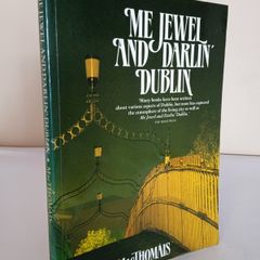 Me Jewel and Darlin' Dublin by Eamonn MacThomais. Illustrated by Michael O'Brien (HQ876)