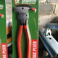 Fencing plier