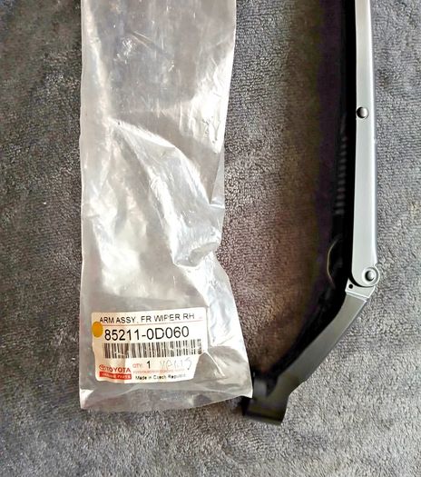Genuine Toyota Yaris 05-11 (arm, Front Wiper, Rh) Part 85211-0d060