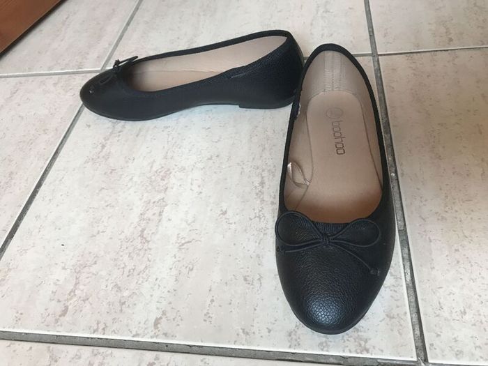 (Lot of 25) Ladies' Shoes Size 3/36