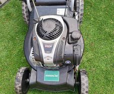 lawnmower with briggs and Stratton engine