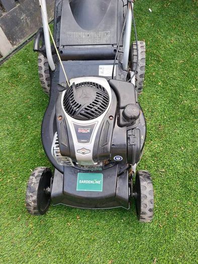 lawnmower with briggs and Stratton engine