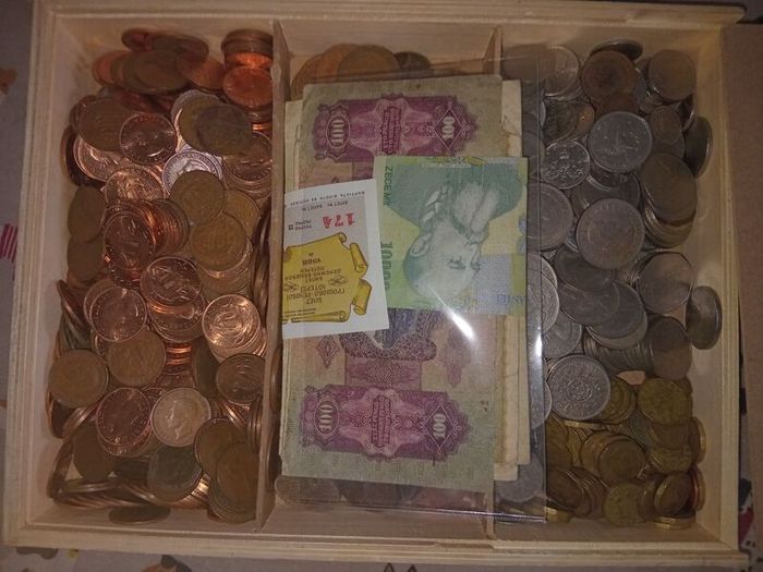 4 kg.coins+14 banknotes.