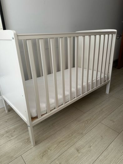 baby cot with mattress