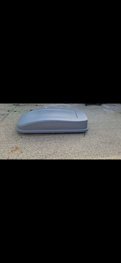 Roof box with roof bars
