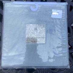 4 brand new napkins