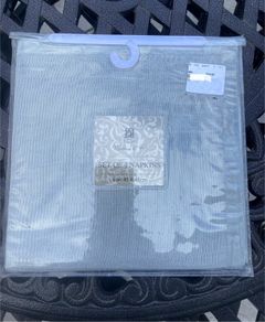 4 brand new napkins