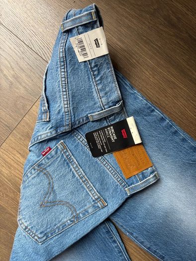 Levis Ribcage straight ankle jeans brand new