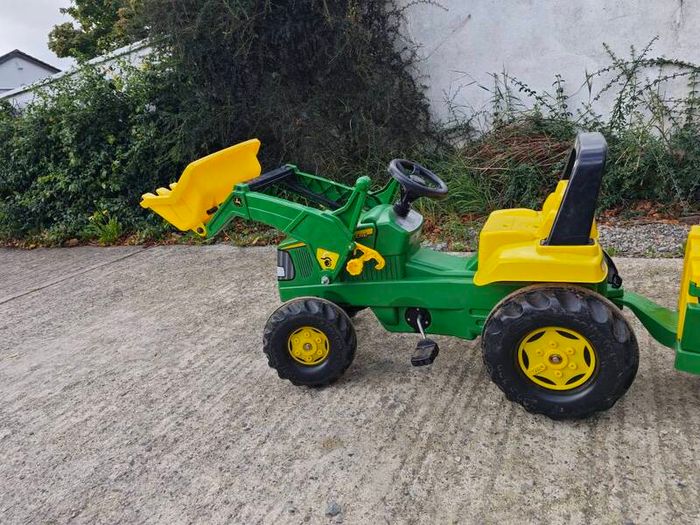 John Deere ride on toy tractor