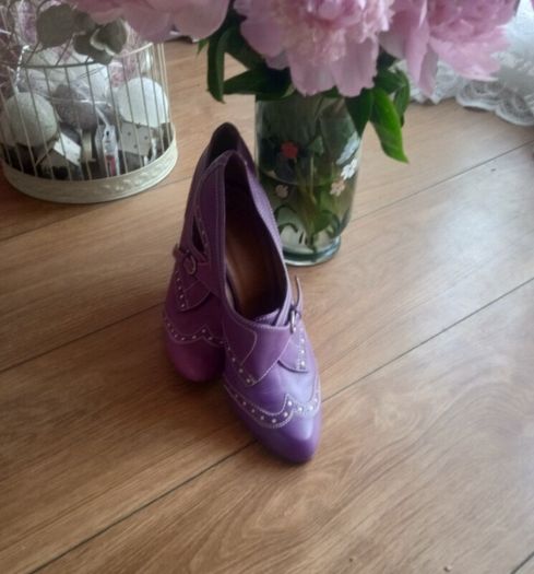 Retro style shoes
