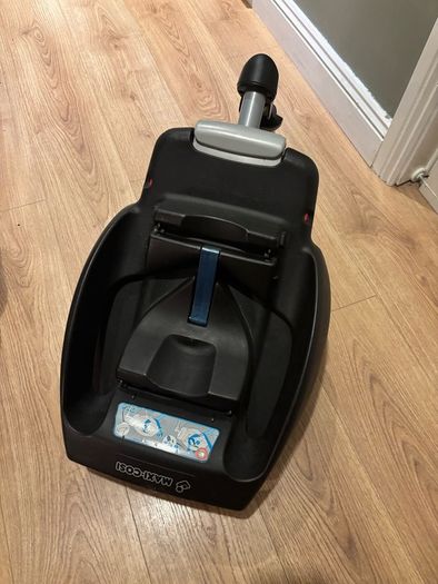 Maxi Cosi Cabriofix seat and isofix base