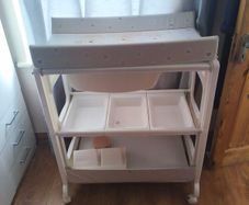 baby changer and bathtub