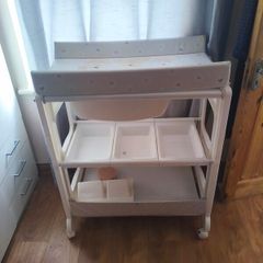 baby changer and bathtub