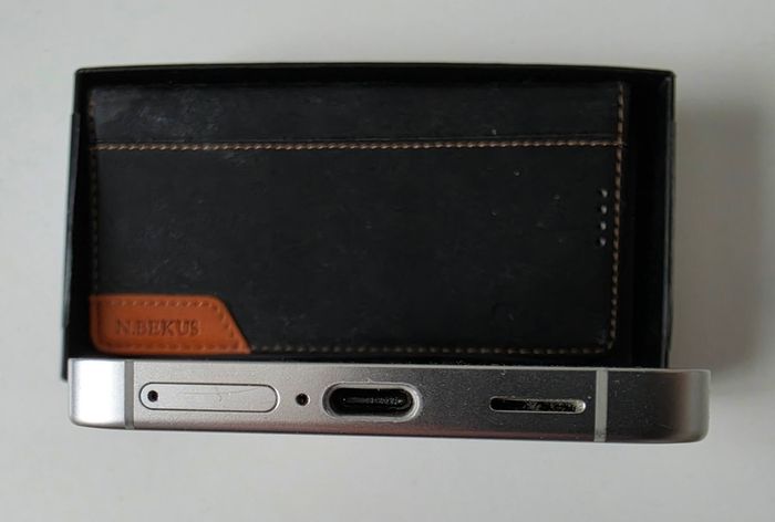 Samsung Galaxy S24 - Mint 10/10 - Full Premium Bundle (no Scratches)