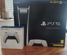 PS5 Digital Edition + 2 Controllers + Box