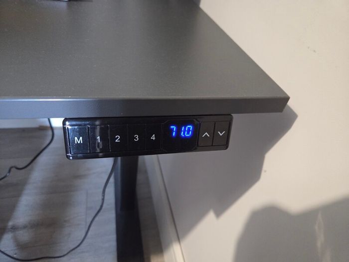Electronic standing desk