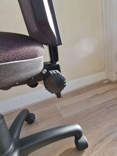 Ergonomic Mesh Office Chair, Fully Adjustable, Ideal for Home Office / Study