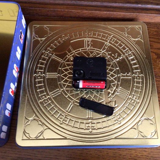 Commerative  Royal Tin with working clock face