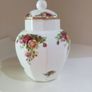 Big Lidded Tea Caddy / Storage Jar 21 cm Royal Albert Old Country Roses Image 2