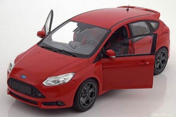 Ford Focus ST 2011 Minichamps 1/18 New in Box