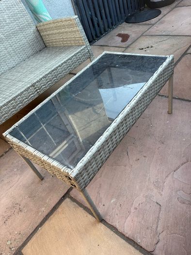 garden table and chairs