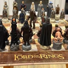 Lord of the Rings Trilogy Chess Set - Complete with Extra Figures