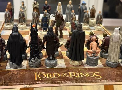 Lord of the Rings Trilogy Chess Set - Complete with Extra Figures