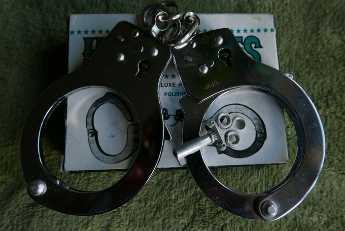 Hand Cuffs with one key