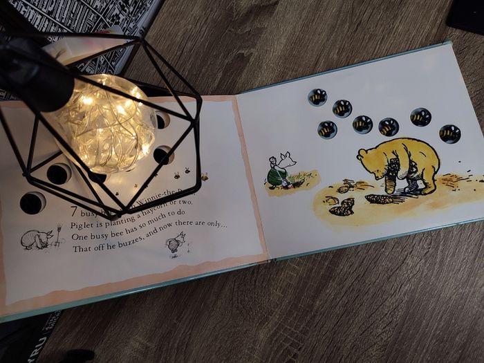 Winnie the Pooh and Ten Busy Bees ! Hardcover ! 2002 ! by Egmont Books !