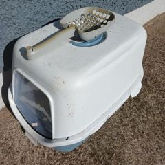 cat litter box and scoop