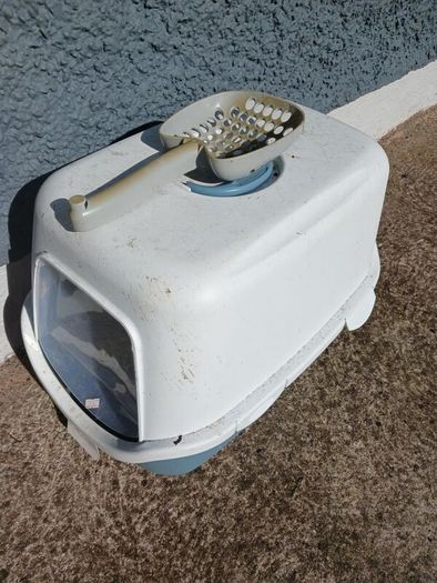 cat litter box and scoop
