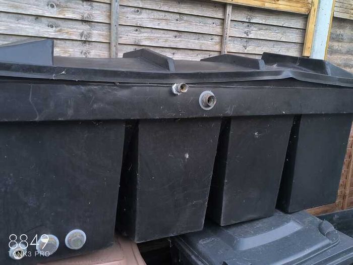 Water tank with lid