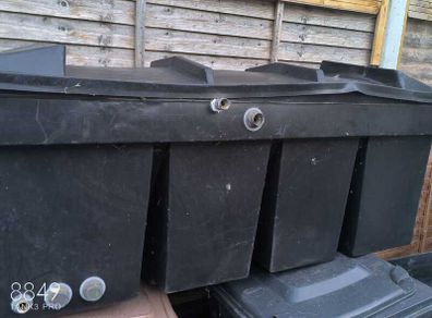 Water tank with lid