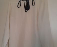 Top in white with black, long sleeves