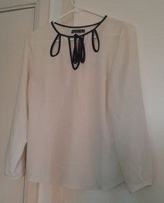 Top in white with black, long sleeves