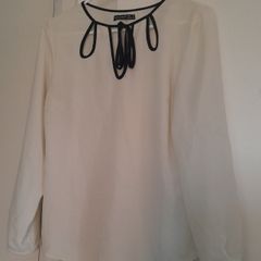Top in white with black, long sleeves