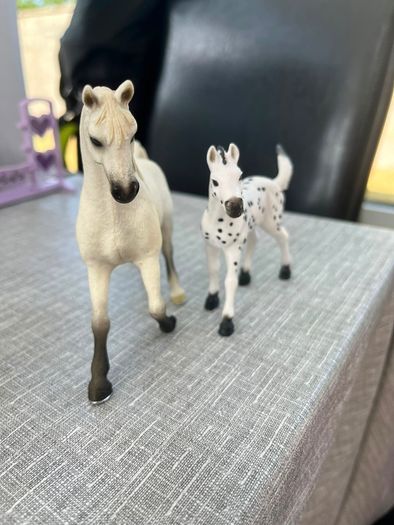 Schleich stables, horses, people and all in pic