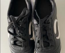 Football boots (UK1)